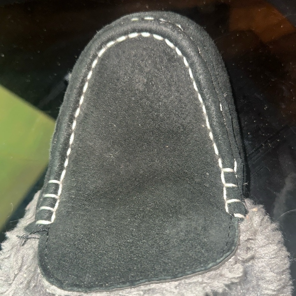 Gently worn. Lamo Black and Gray Moccasin Slippers Size 8 - Picture 5 of 7